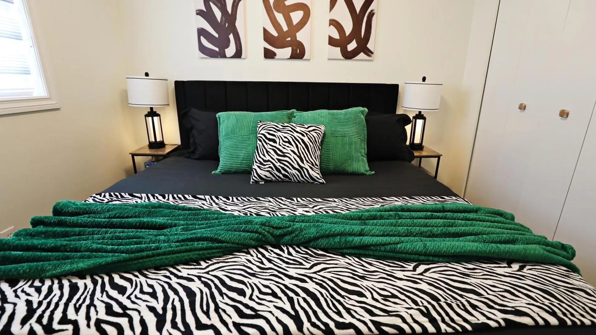 Family Pet Friendly Ac Disney Near Wem Edmonton 0*,  Canada
