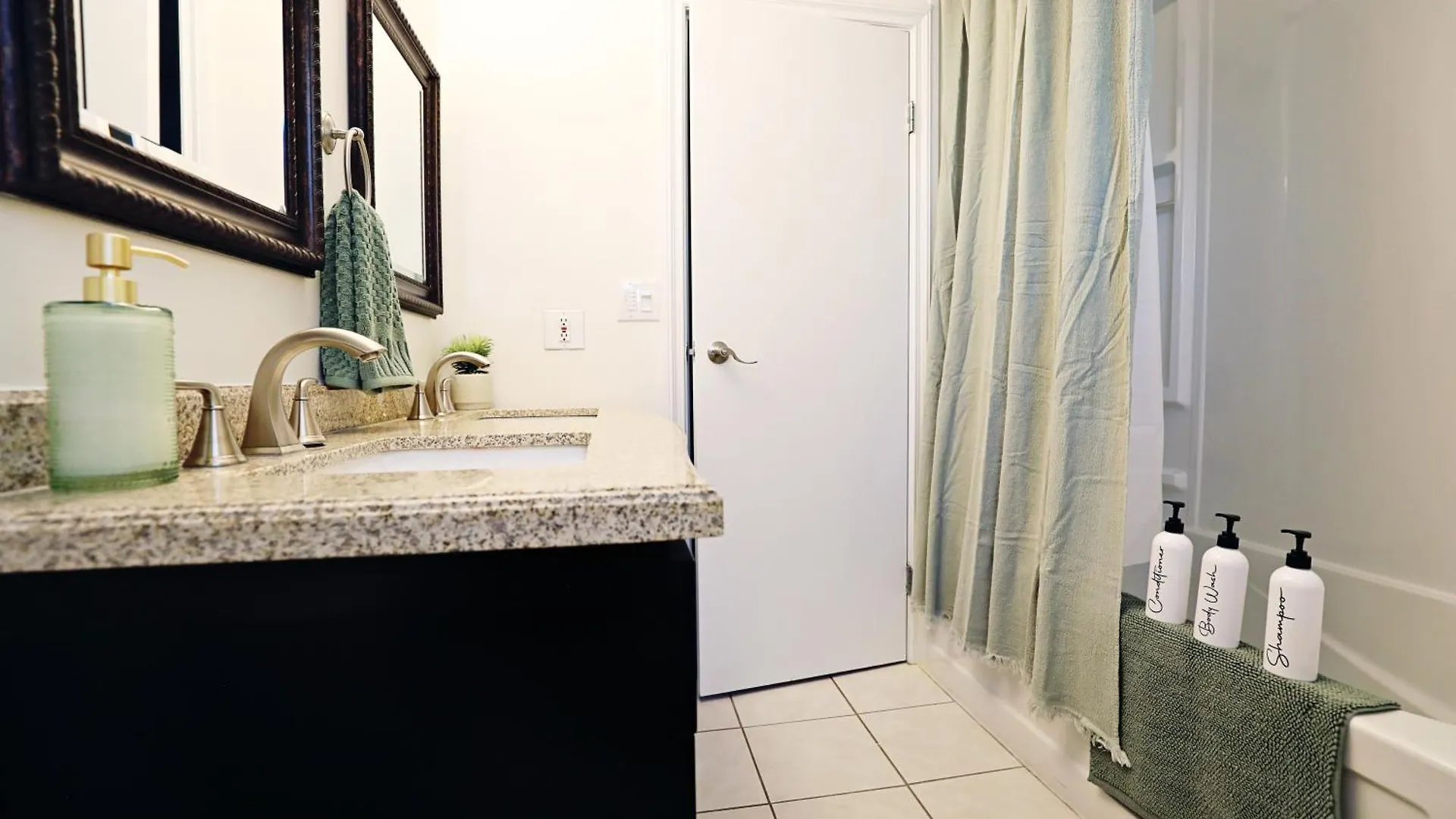 Family Pet Friendly Ac Disney Near Wem Edmonton 0*,  Canada
